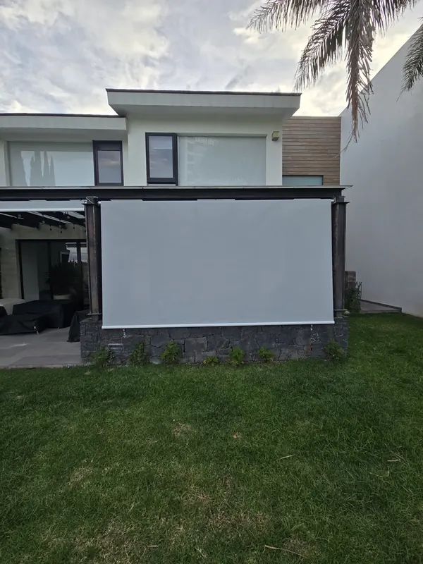 Toldo vertical visto desde el jardín de una casa en Puebla