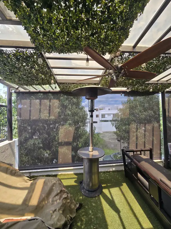 Toldo vertical en una terraza con pérgola en Puebla