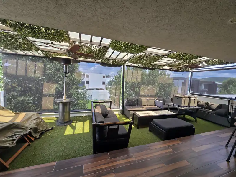 Toldos verticales cerrando la terraza de una casa en Puebla
