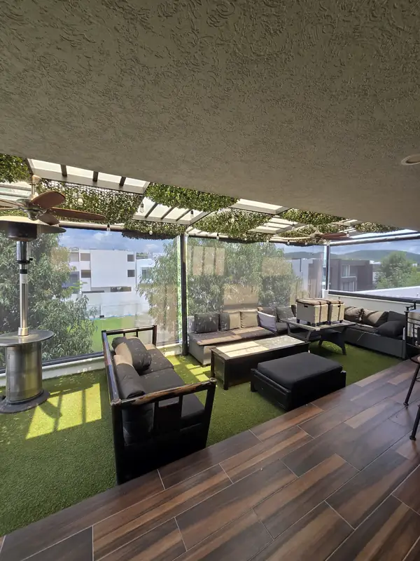 Toldos verticales en la sala exterior de una terraza en Puebla