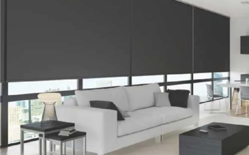 persianas enrollables blackout en sala moderna